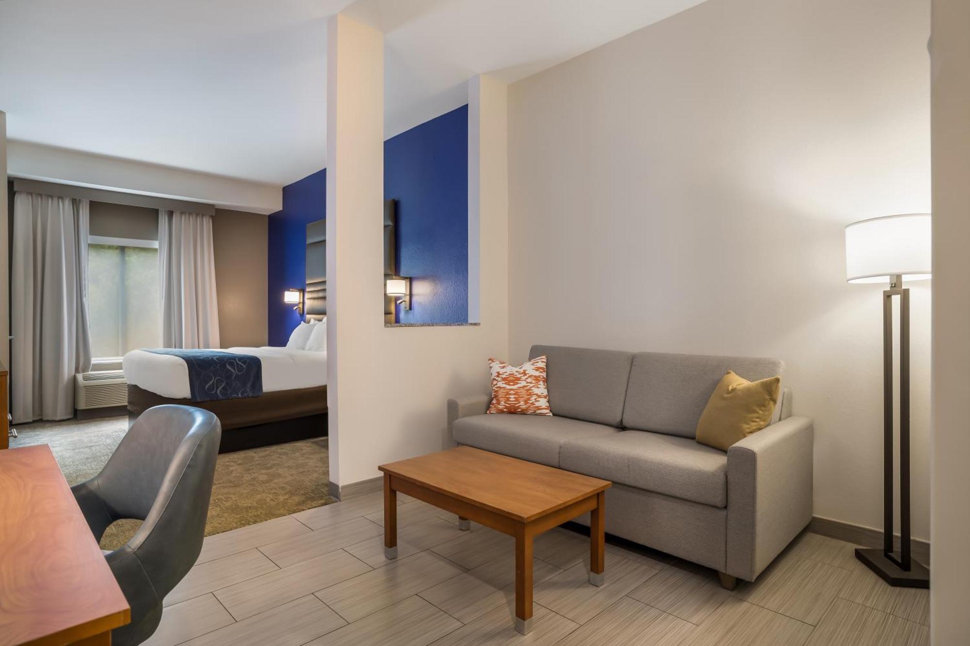 Comfort Suites Денем Спрингс Экстерьер фото