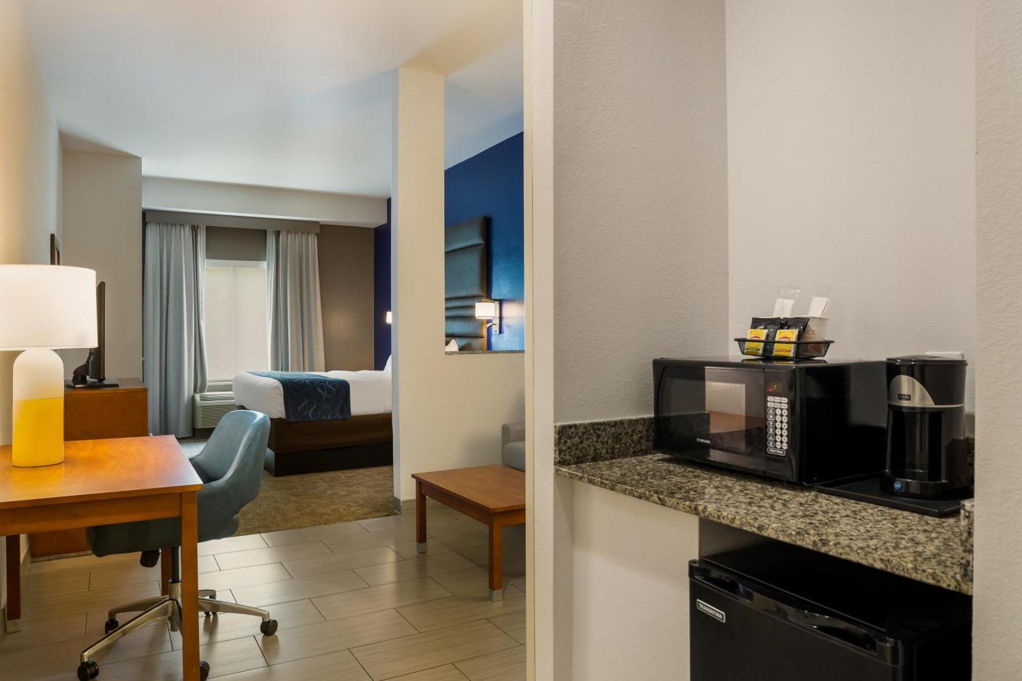 Comfort Suites Денем Спрингс Экстерьер фото