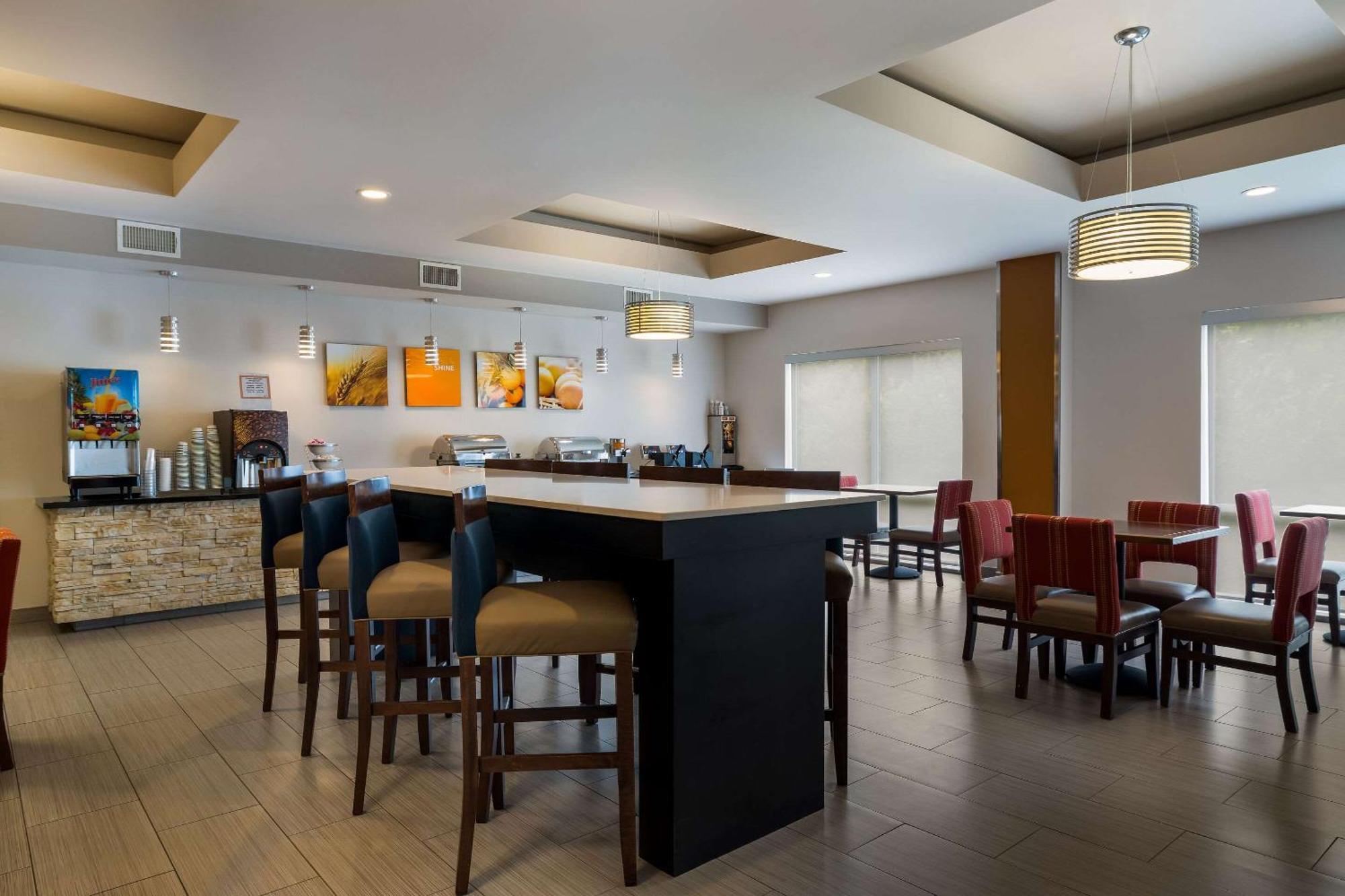 Comfort Suites Денем Спрингс Экстерьер фото