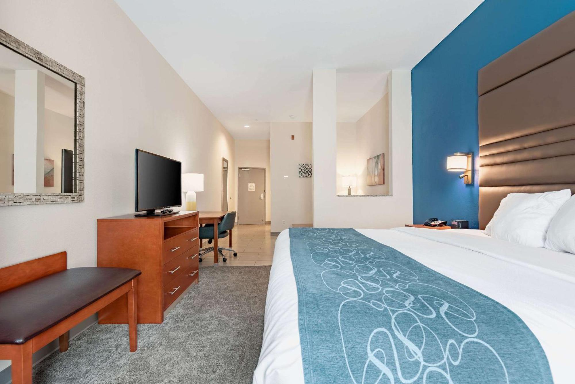 Comfort Suites Денем Спрингс Экстерьер фото