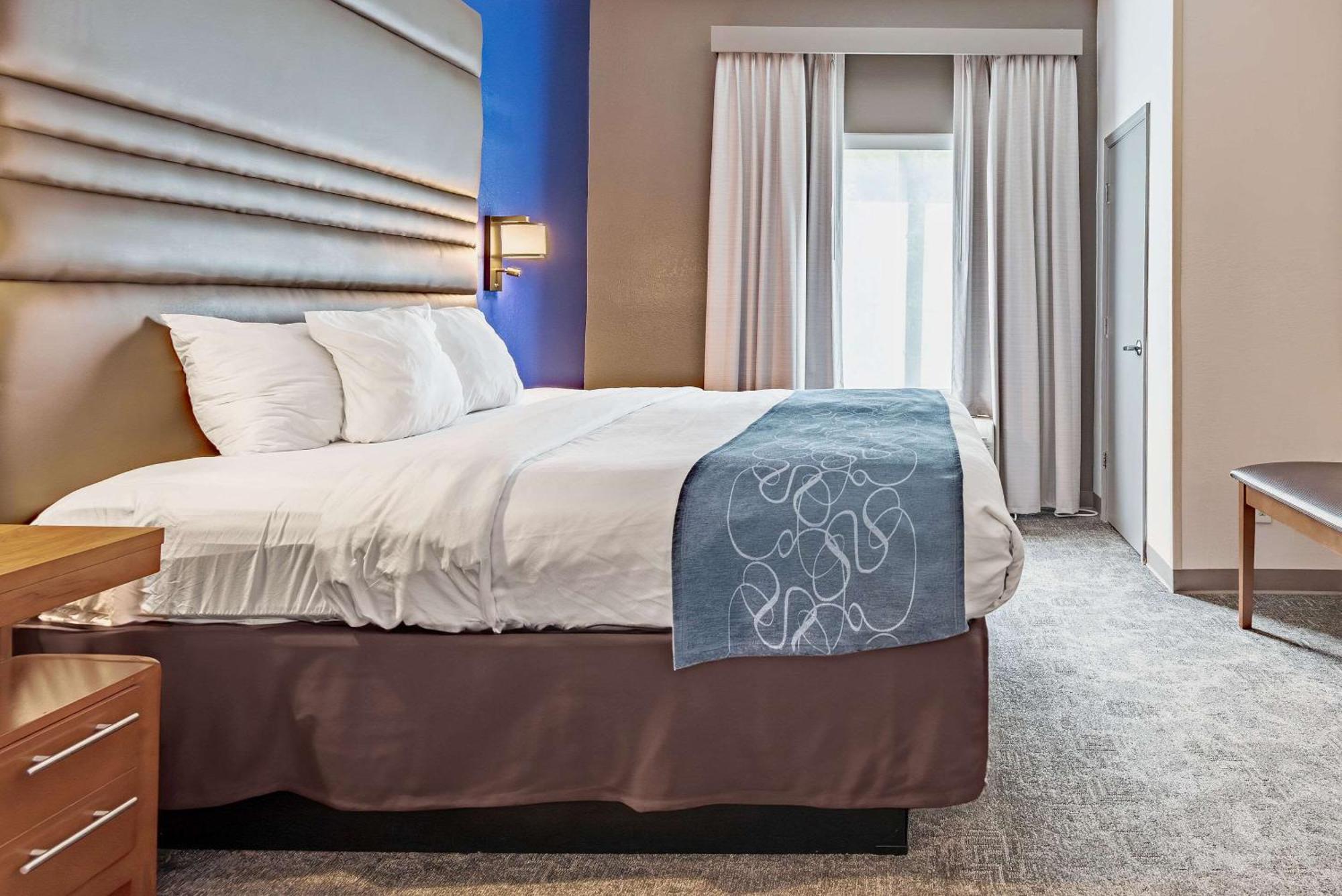Comfort Suites Денем Спрингс Экстерьер фото