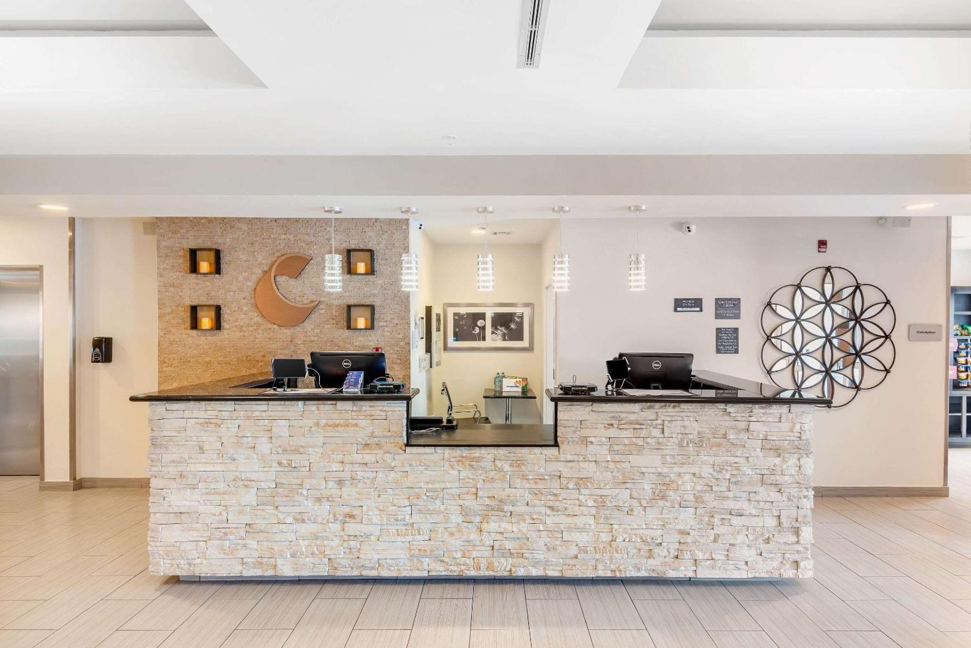 Comfort Suites Денем Спрингс Экстерьер фото