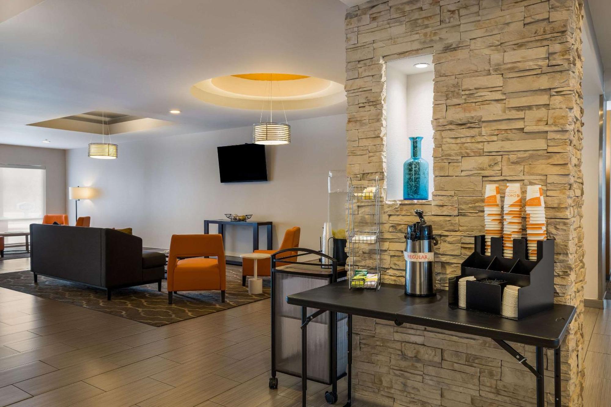 Comfort Suites Денем Спрингс Экстерьер фото